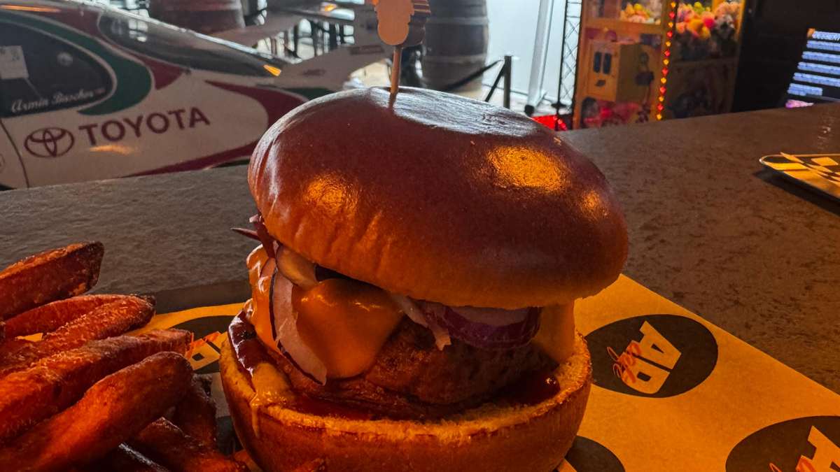 Burger „Tesla Model Steak“ aus der eigenen Küche im Sim Racing Center Aadorf
