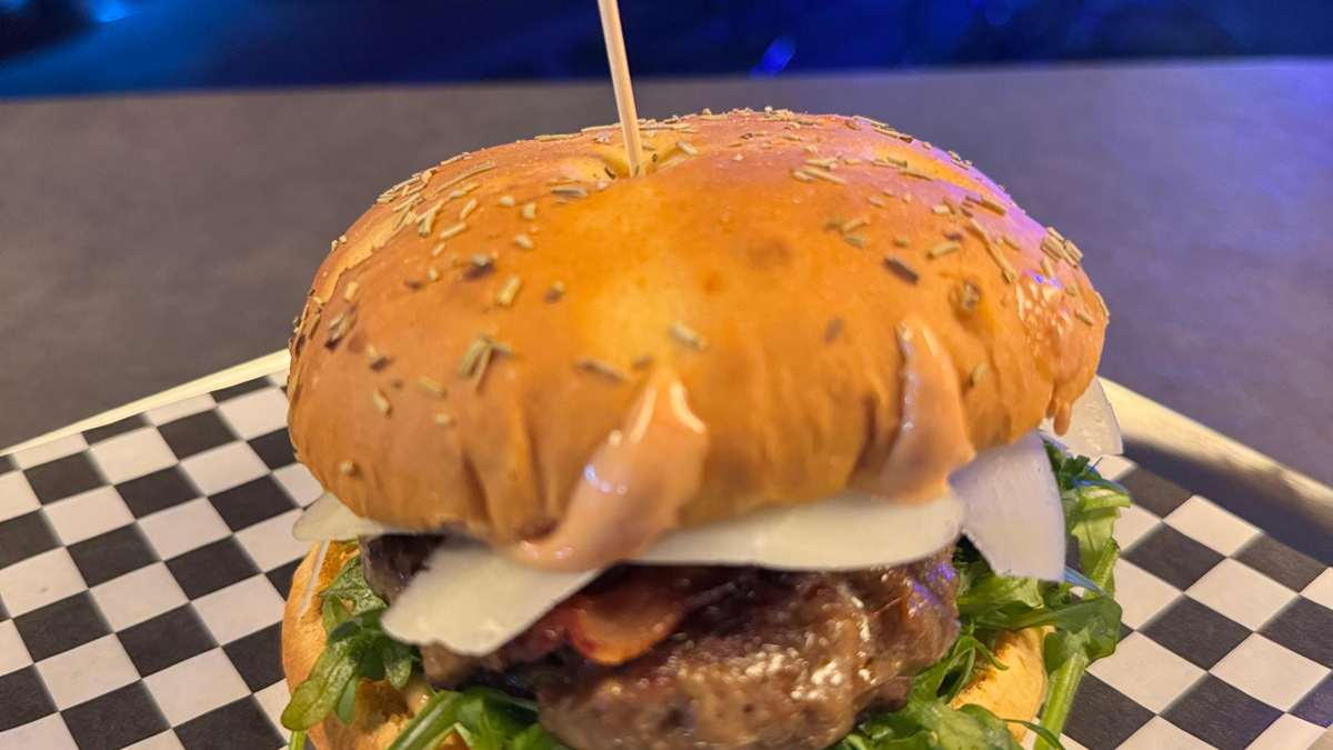 Burger „Ferrari Scuderia“ aus der eigenen Küche im Sim Racing Center Aadorf