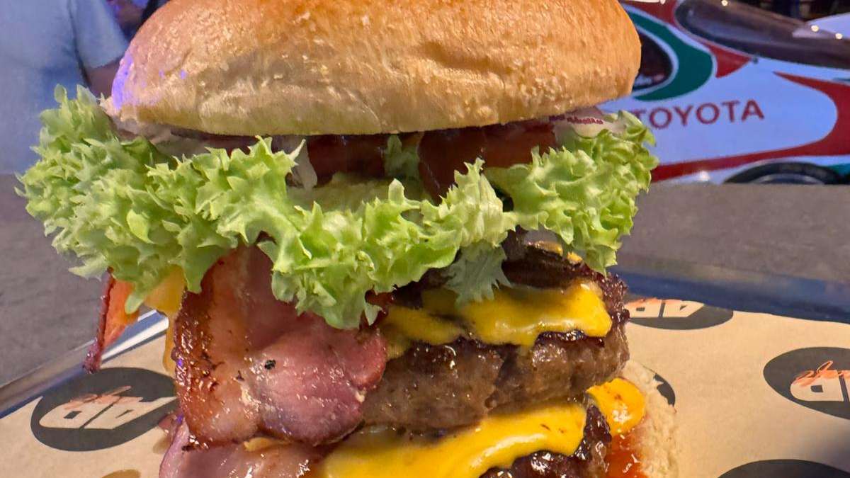 Burger „Monster Truck XXL“ aus der eigenen Küche im Sim Racing Center Aadorf