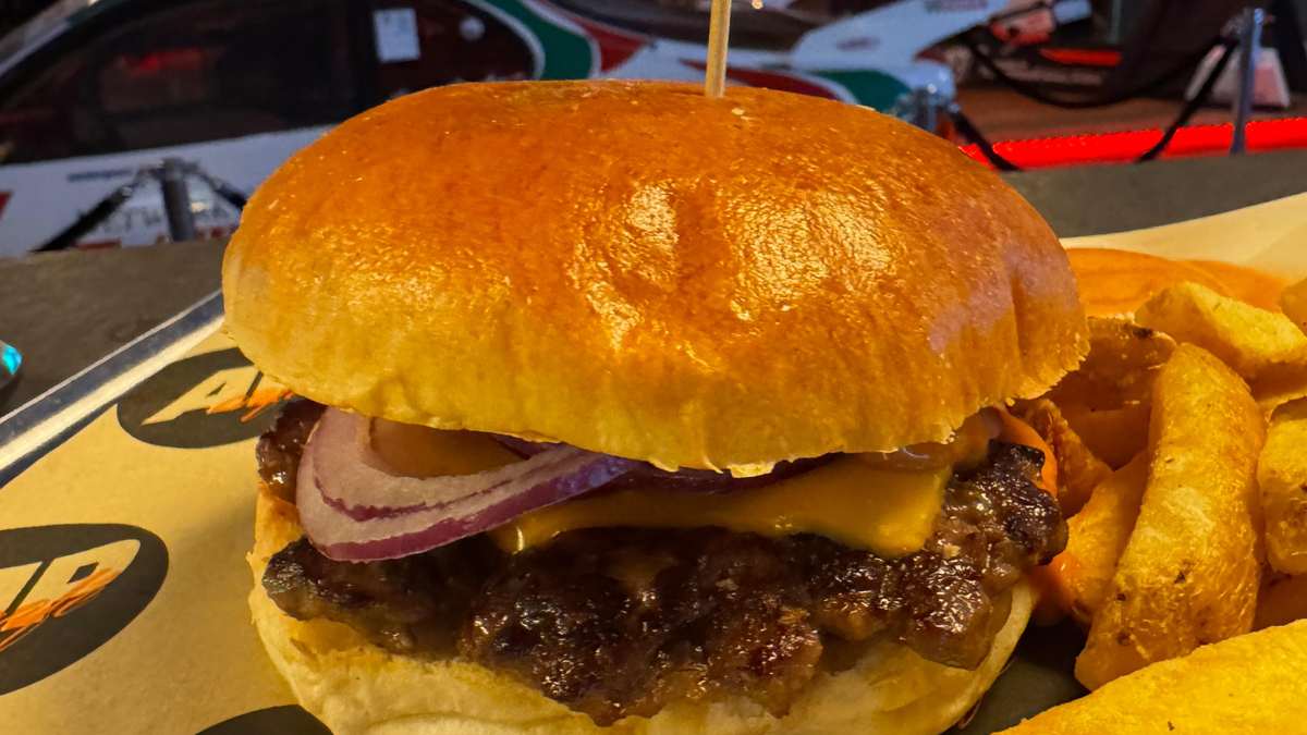 Burger „Renault Cheese“ aus der eigenen Küche im Sim Racing Center Aadorf