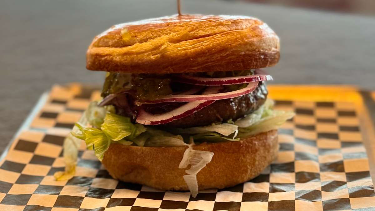 Burger „Koenigsegg Wagyu“ aus der eigenen Küche im Sim Racing Center Aadorf