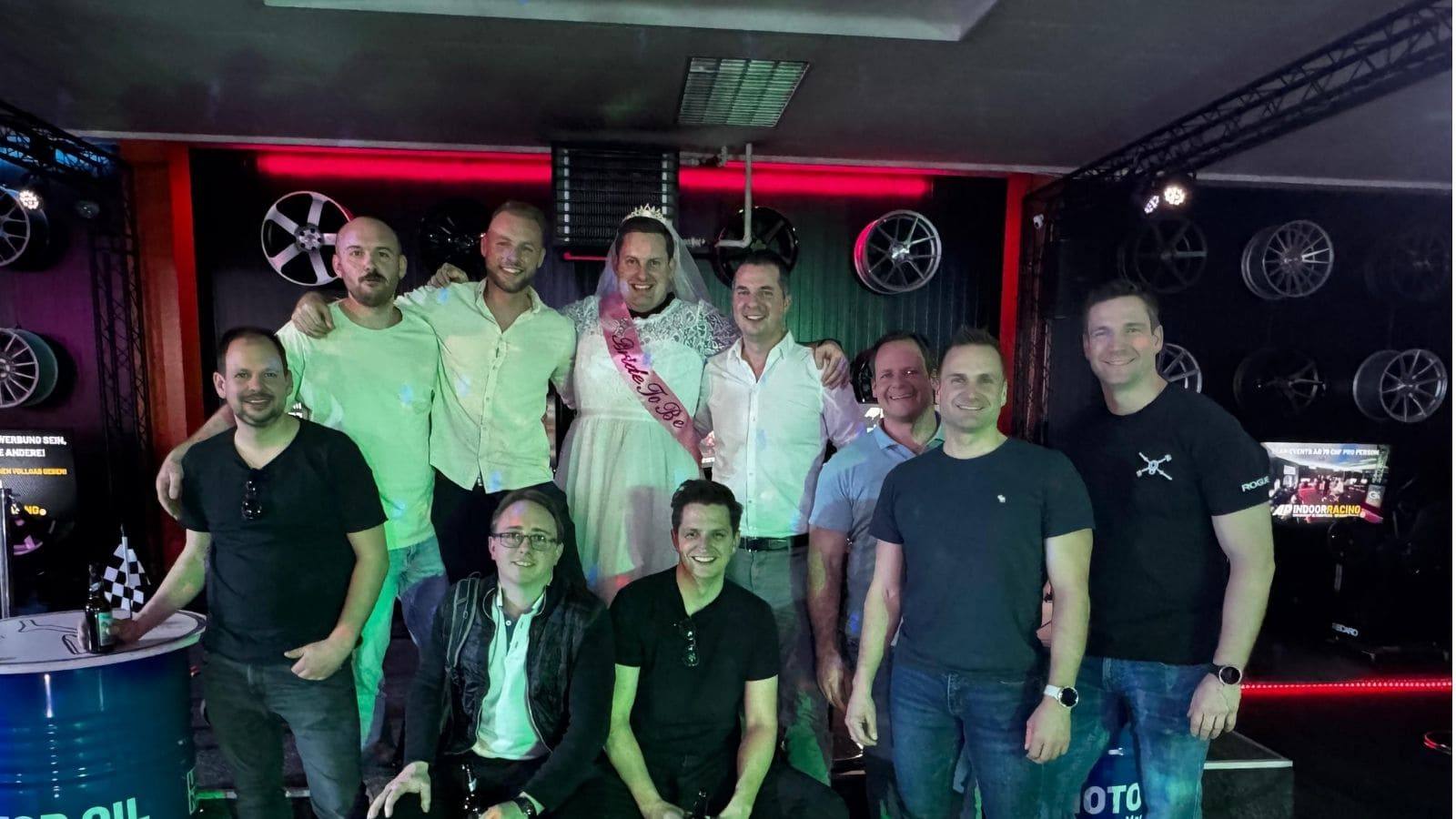 Eine Polterabend Gruppe nach einem intensiven Sim Racing Erlebnis auf dem Podest