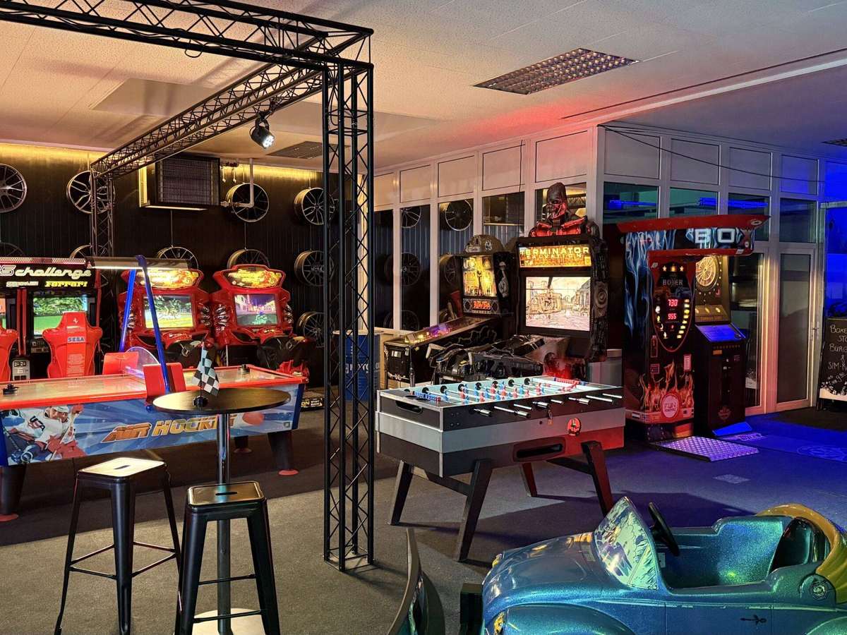 Arcade-Bereich im AP Café INDOOR-RACING Aadorf mit SEGA F355 Challenge, Superbike-Automaten, Terminator-Shooter, Flipper, Boxautomat, Air Hockey und Tischkicker