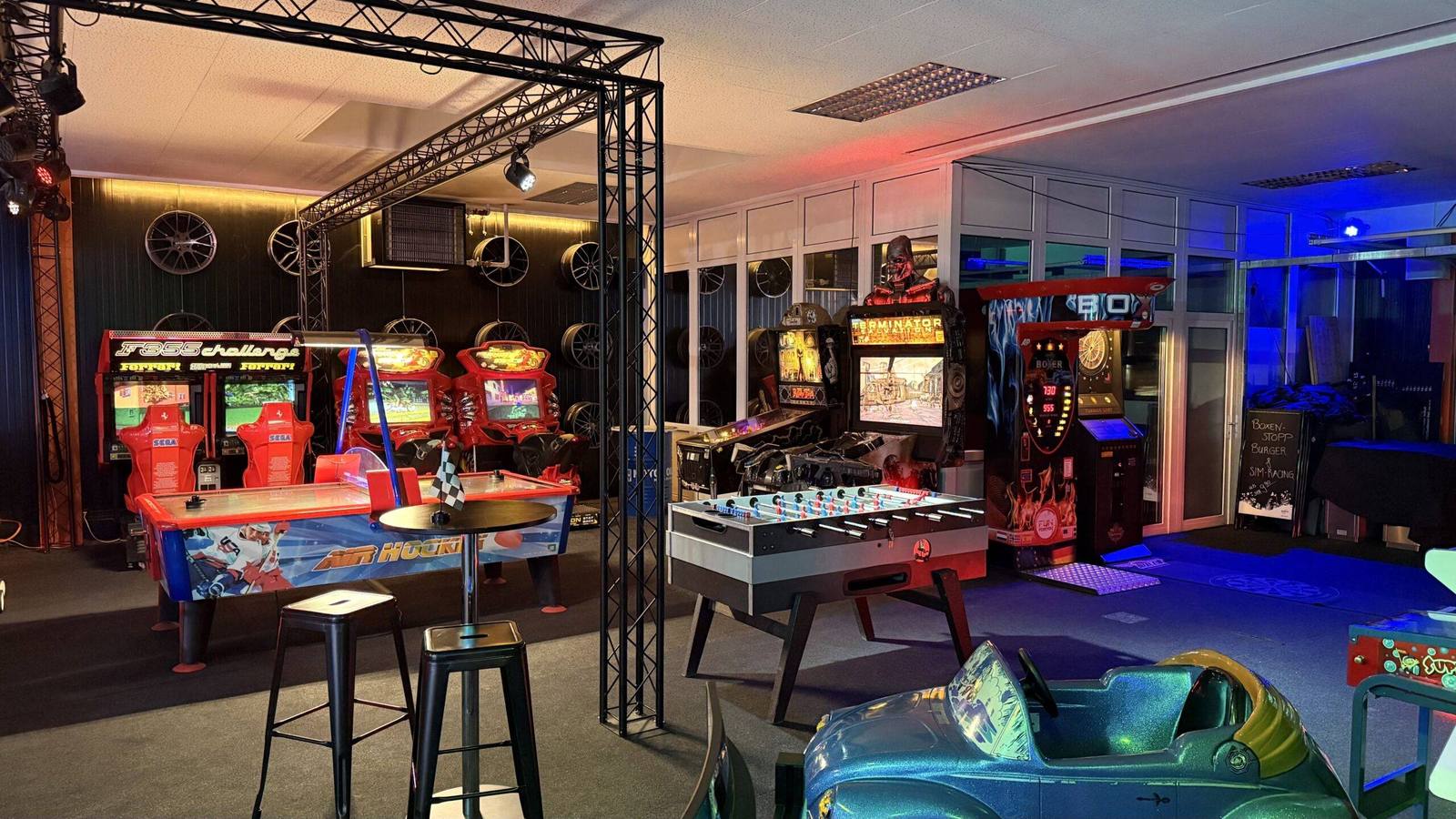 Arcade-Bereich im AP Café INDOOR-RACING Aadorf mit SEGA F355 Challenge, Superbike-Automaten, Terminator-Shooter, Flipper, Boxautomat, Air Hockey und Tischkicker