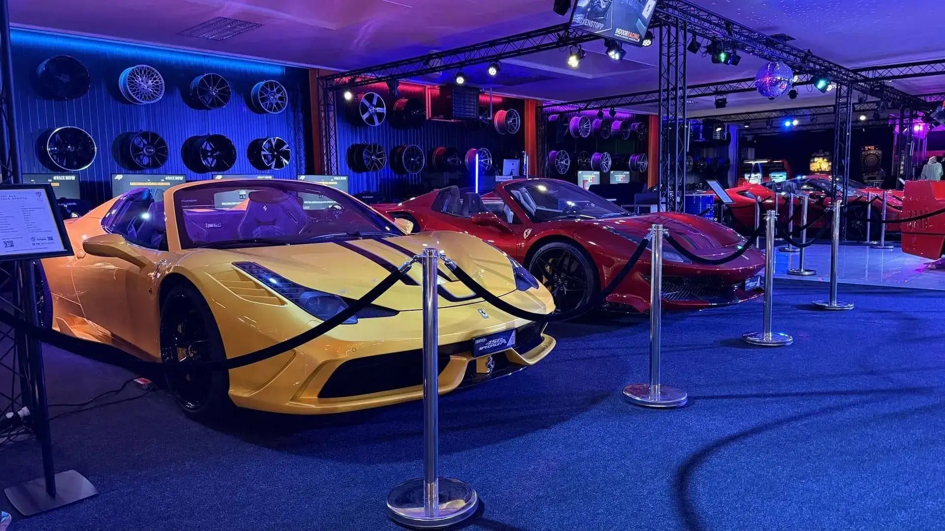 Gelber Ferrari 458 Speciale Aperta neben rotem Ferrari in der Motorsport-Ausstellung in Aadorf
