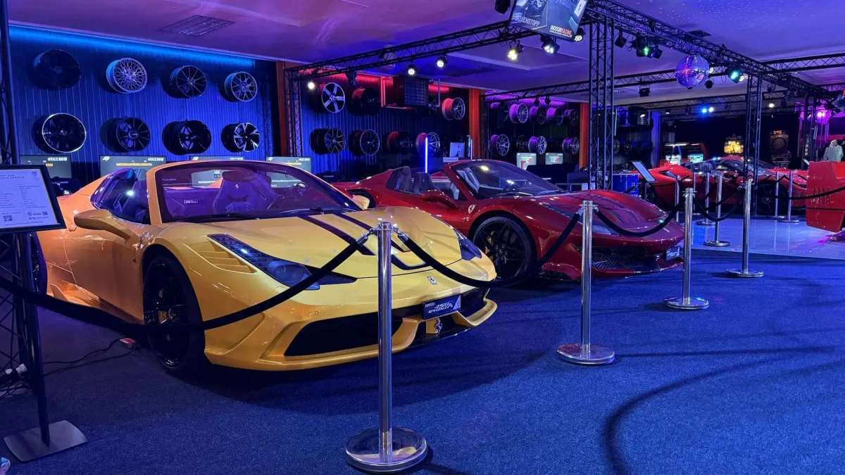 Gelber Ferrari 458 Speciale Aperta neben rotem Ferrari in der Motorsport-Ausstellung in Aadorf
