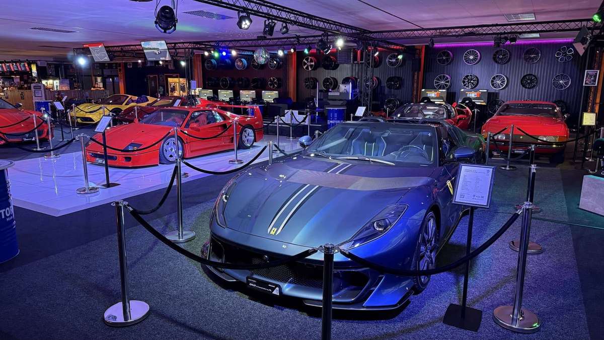 Ausstellungsfläche im AP Café INDOOR-RACING Aadorf mit Ferrari F40, 812 Competizione Aperta und weiteren Sportwagen