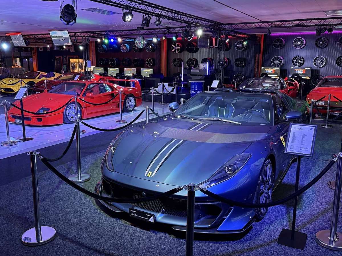 Ausstellungsfläche im AP Café INDOOR-RACING Aadorf mit Ferrari F40, 812 Competizione Aperta und weiteren Sportwagen