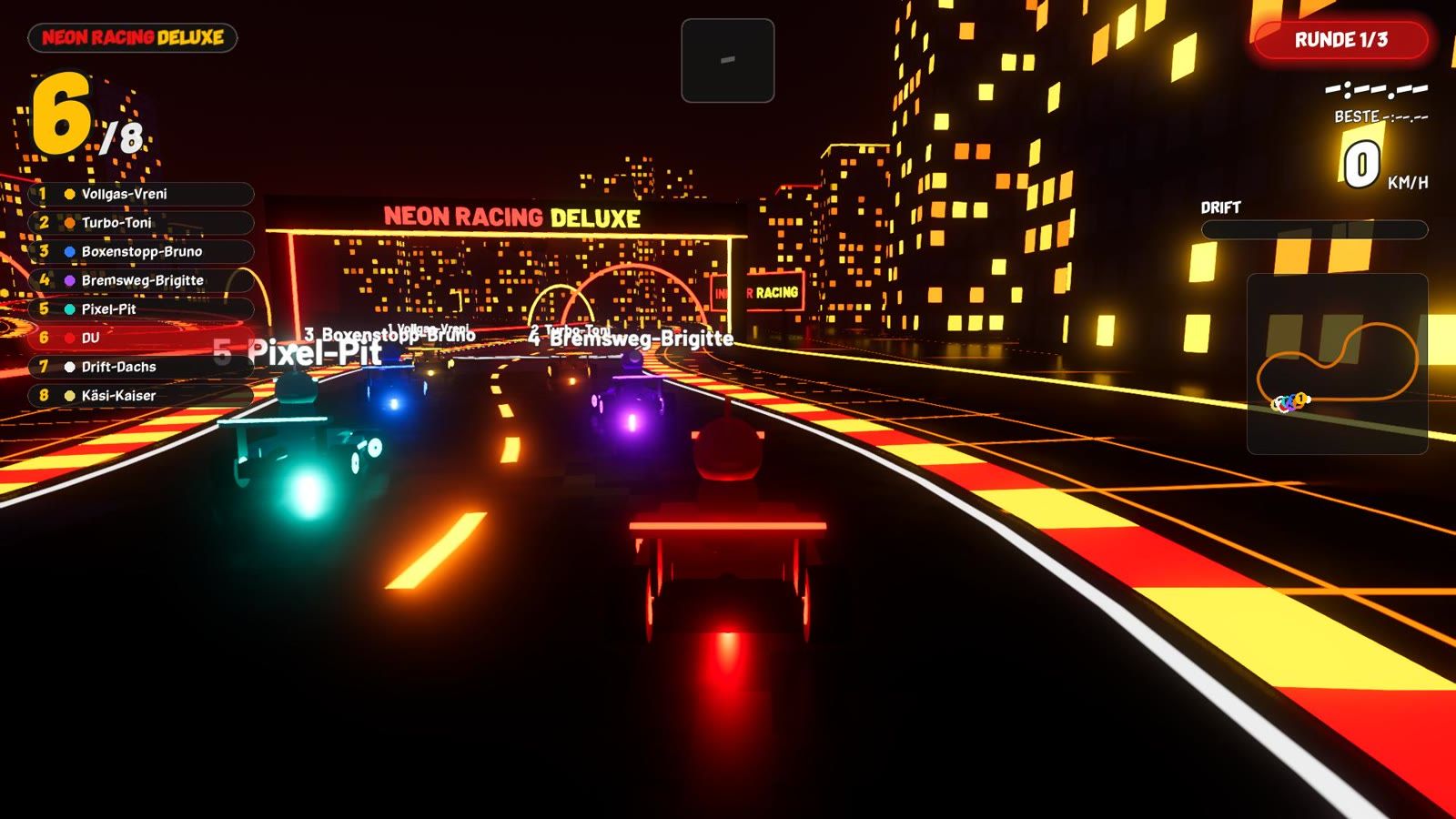 Titelbild Neon Racing Deluxe: bunte Mini-Karts rasen auf der Strecke Neon-Halle durch eine leuchtende Stadt bei Nacht