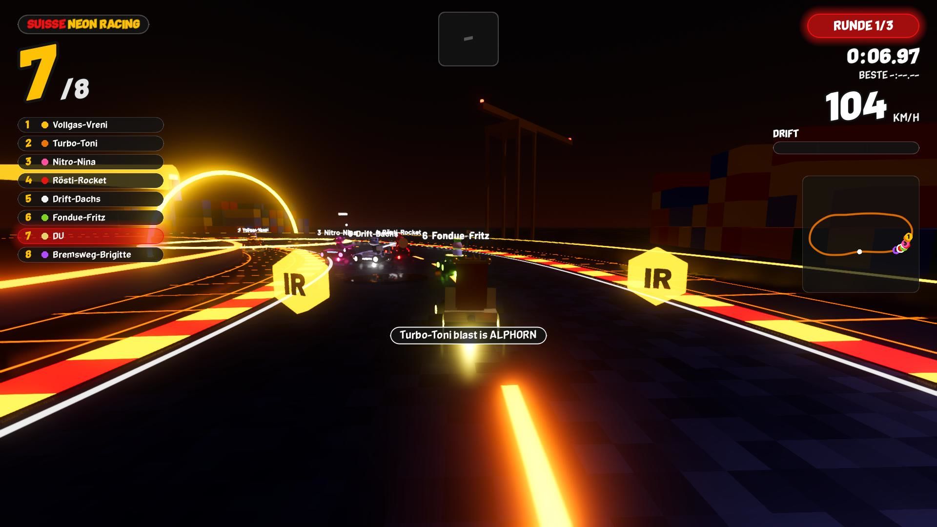 Suisse Neon Racing Strecke Hafen-Stadt: Figuren-Karts zwischen Containern und Kränen vor einer Brücke mit Sprung