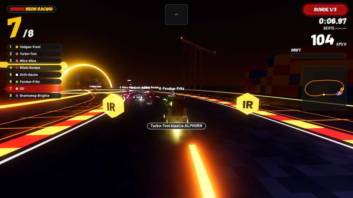Suisse Neon Racing Strecke Hafen-Stadt: Figuren-Karts zwischen Containern und Kränen vor einer Brücke mit Sprung