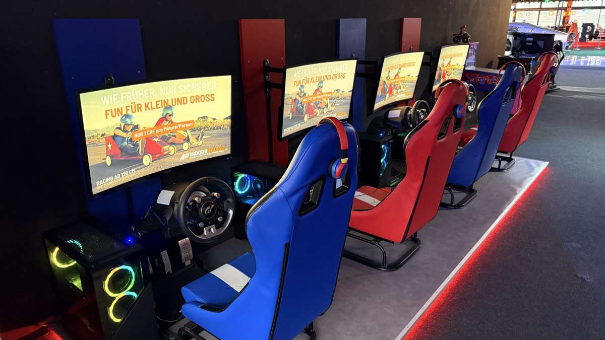 Kind im Kids-Renncockpit im Sim Racing Center Aadorf am Lenkrad vor dem Bildschirm