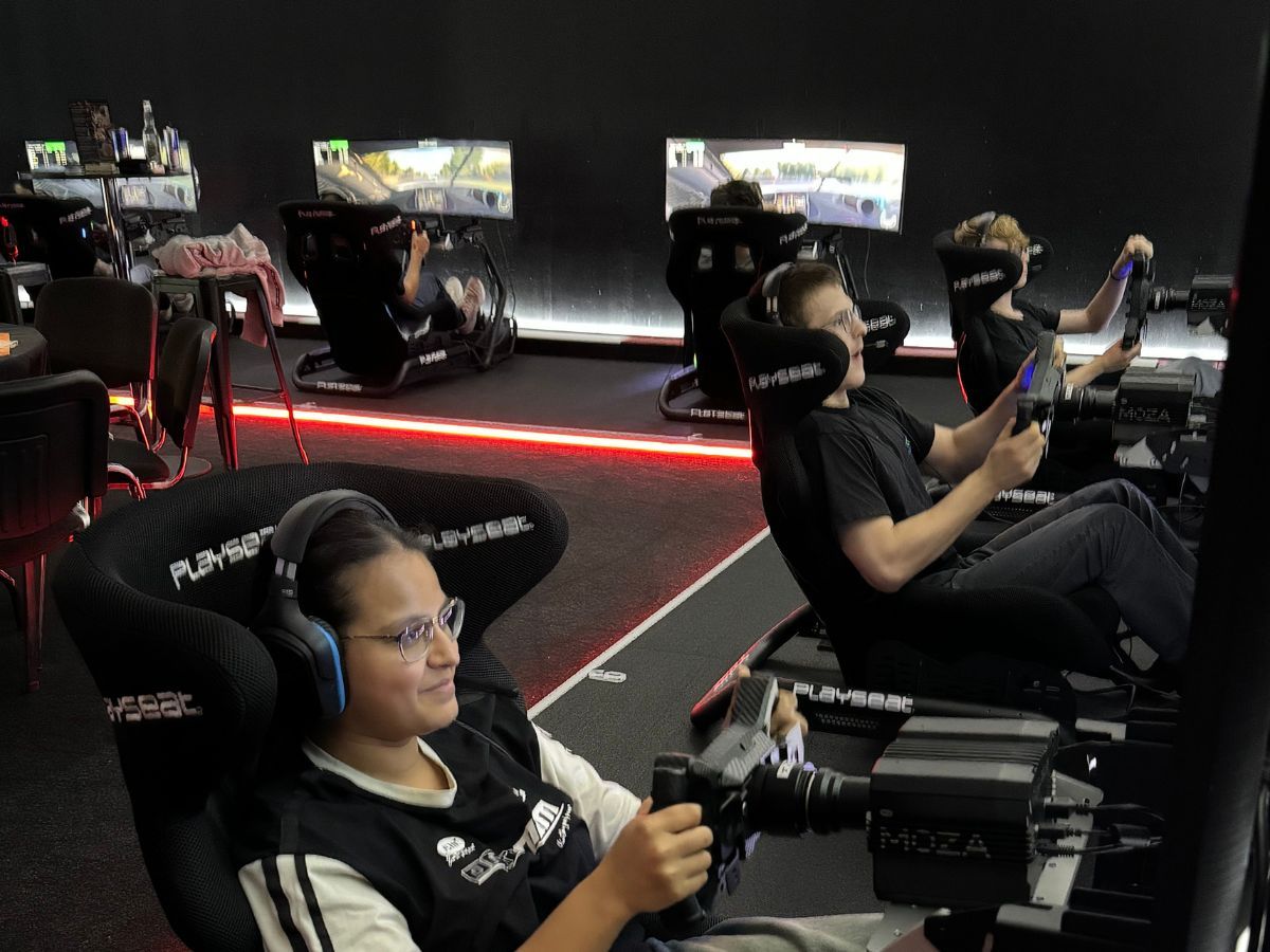 Jugendliche beim Sim-Racing-Event, konzentriert an den Rennsimulatoren im AP Café Aadorf