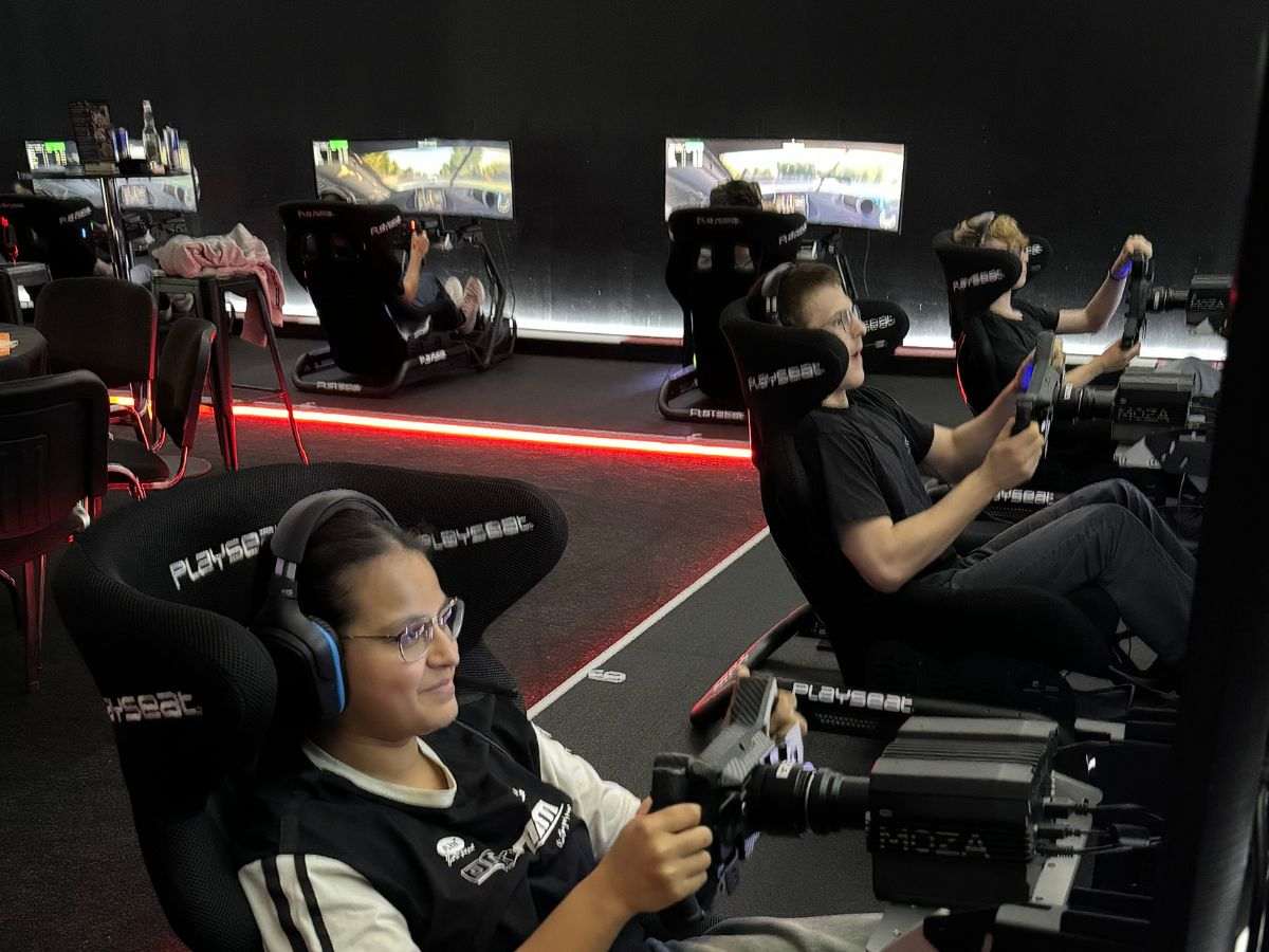 Jugendliche beim Sim-Racing-Event, konzentriert an den Rennsimulatoren im AP Café Aadorf
