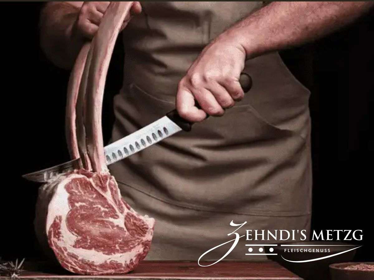 Metzger von Zehndi's Metzg schneidet ein Tomahawk-Steak mit dem Messer zu, im Vordergrund die marmorierte Fleischmaserung — hier kommt das Schweizer Fleisch für unsere Burger her