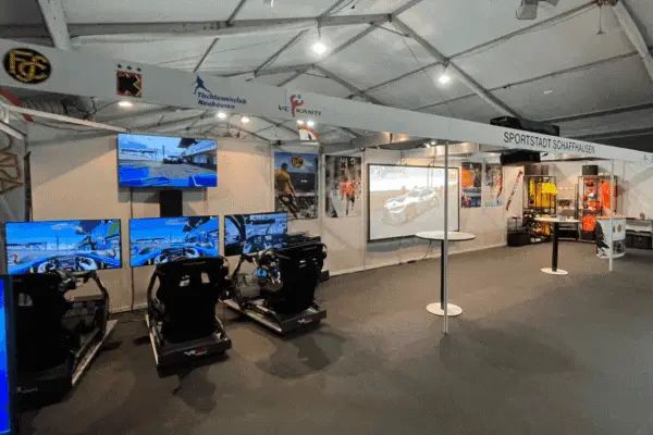 Drei Rennsimulatoren am Stand der Sportstadt Schaffhausen an der Herbstmesse
