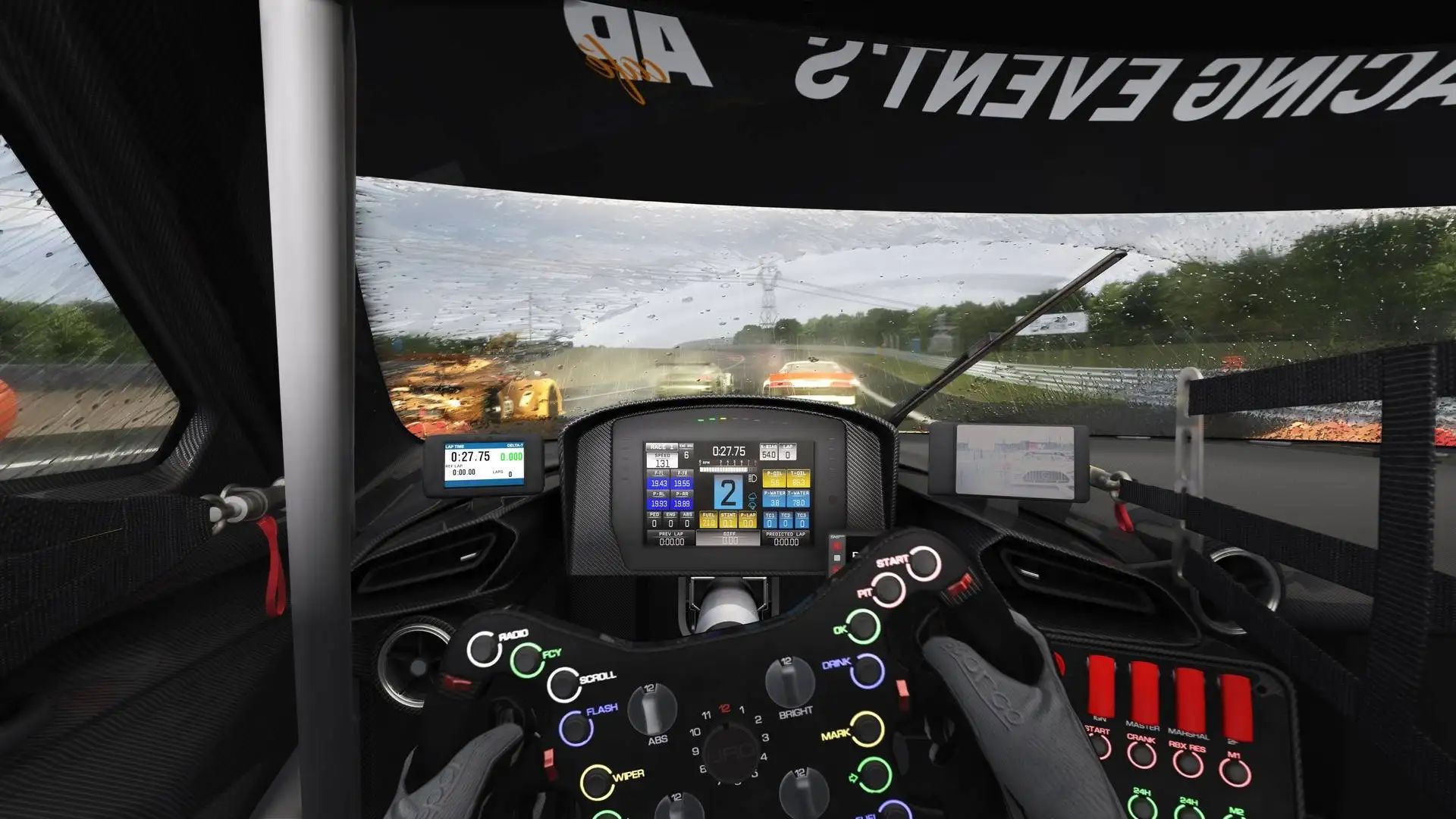 Blick aus dem Cockpit eines Rennwagens bei Regen: beleuchtetes Renn-Lenkrad, laufender Scheibenwischer, nasse Strecke mit Gischt der vorausfahrenden Fahrzeuge