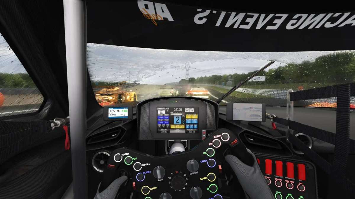 Blick aus dem Cockpit eines Rennwagens bei Regen: beleuchtetes Renn-Lenkrad, laufender Scheibenwischer, nasse Strecke mit Gischt der vorausfahrenden Fahrzeuge