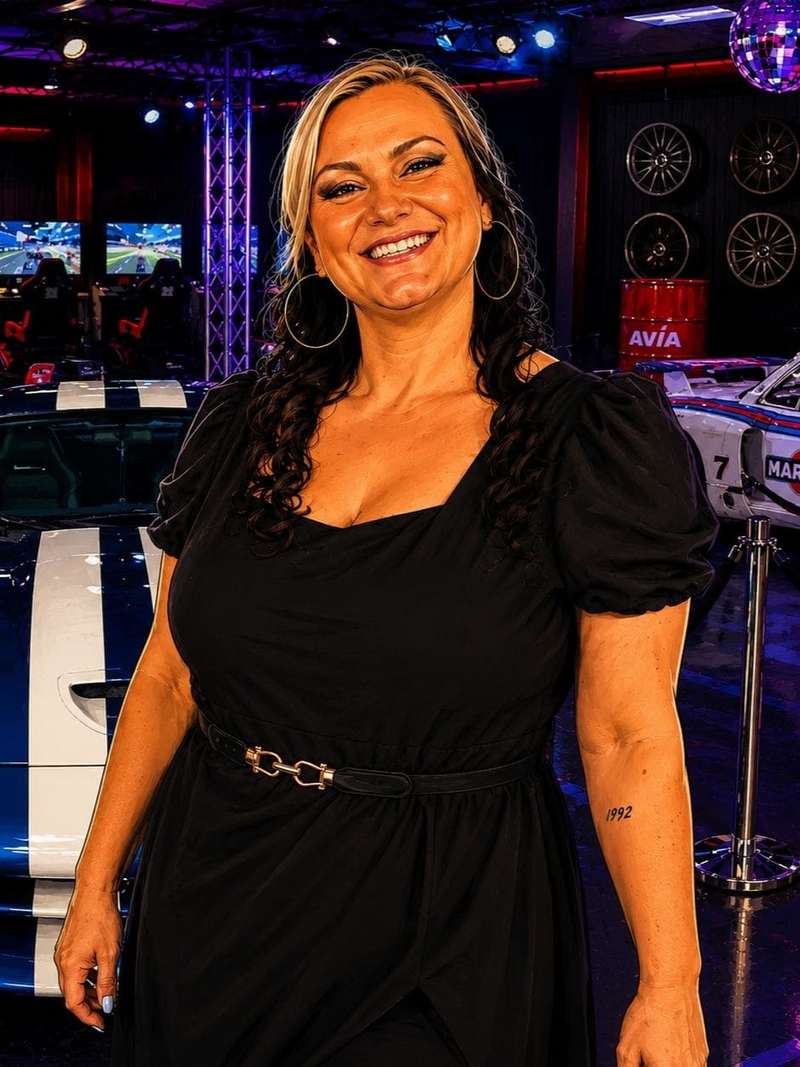 Julia beim Service im AP Café Indoor-Racing