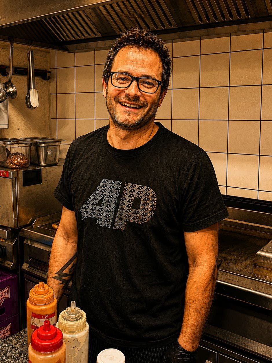 Marcel der Burger Meister in der Küche vom AP Café Indoor-Racing