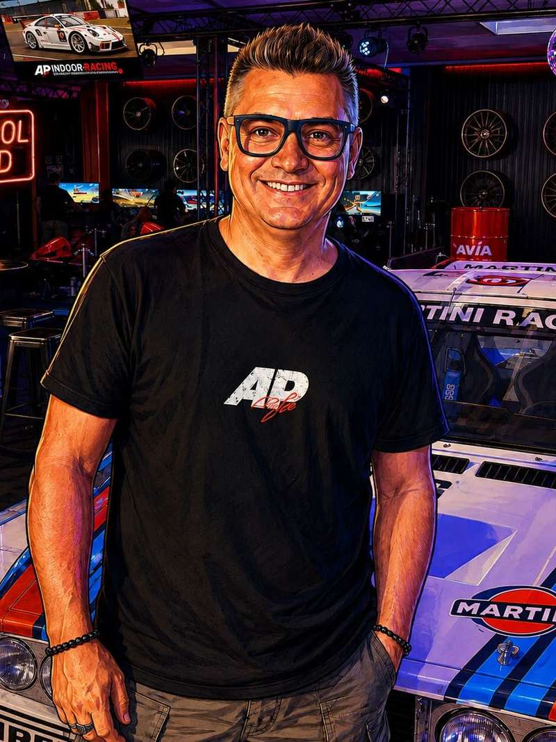 Yves oder auch HeyYves genannt vor einem Gruppe B Landia Ausstellungs Auto im AP Café Indoor-Racing