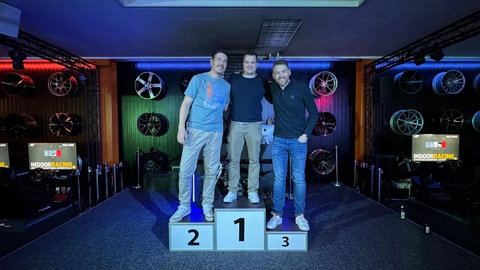 Siegerehrung auf dem Podest: die drei schnellsten Fahrer eines Sim-Racing-Rennens im Indoor-Racing Center