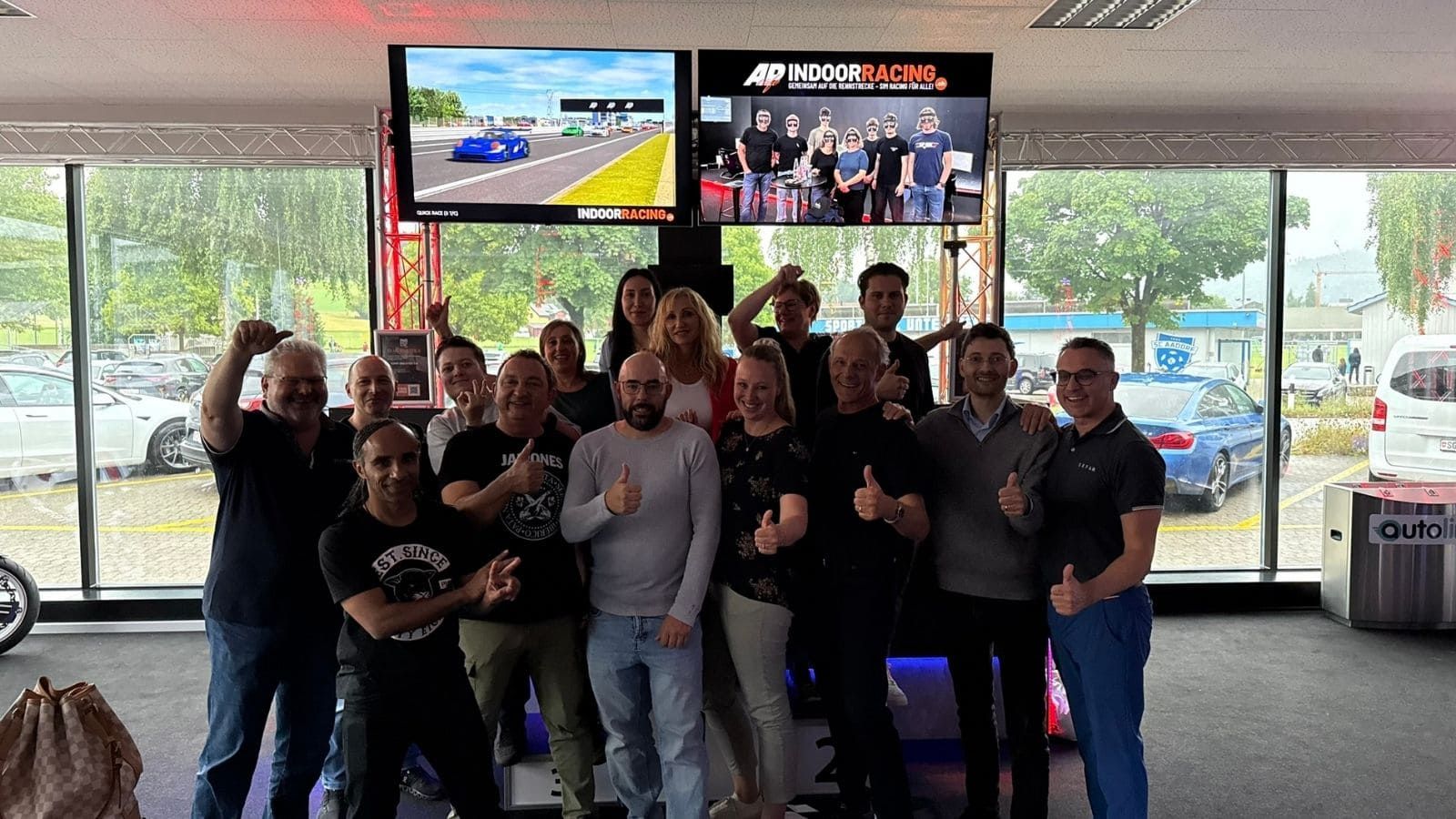 Gruppenfoto eines Firmenausflugs nach dem gemeinsamen Sim-Racing-Rennen im Indoor-Racing Center Aadorf