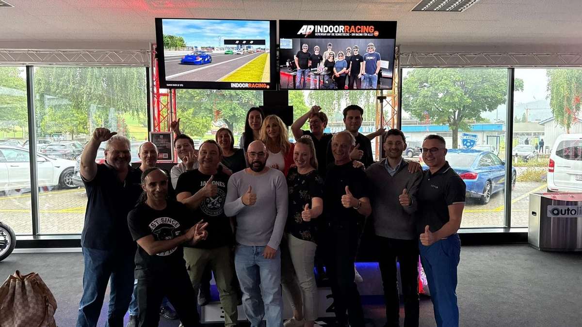 Gruppenfoto eines Firmenausflugs nach dem gemeinsamen Sim-Racing-Rennen im Indoor-Racing Center Aadorf