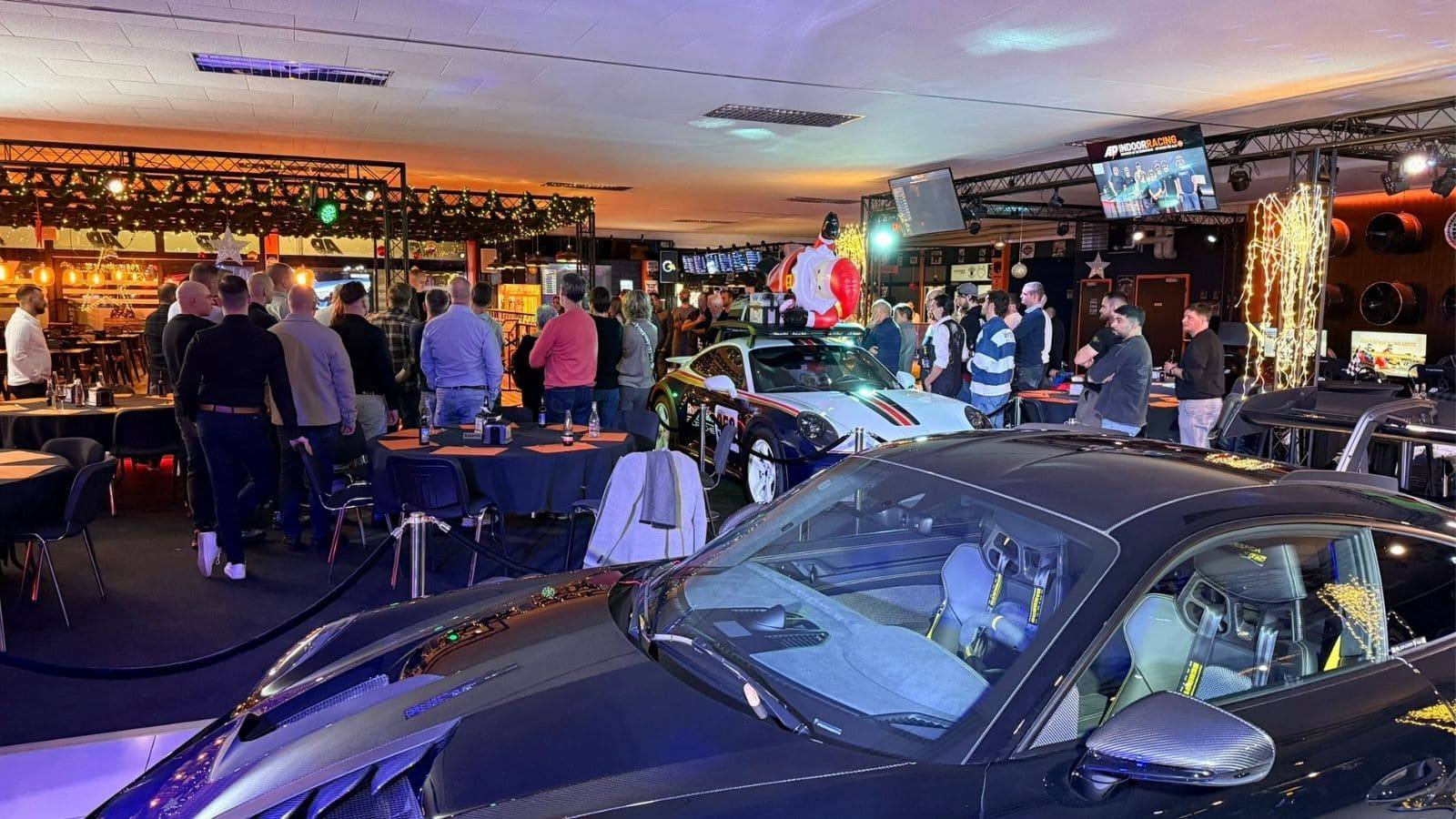 Firmen-Weihnachtsfeier im weihnachtlich dekorierten Indoor-Racing Center rund um die ausgestellten Rennwagen