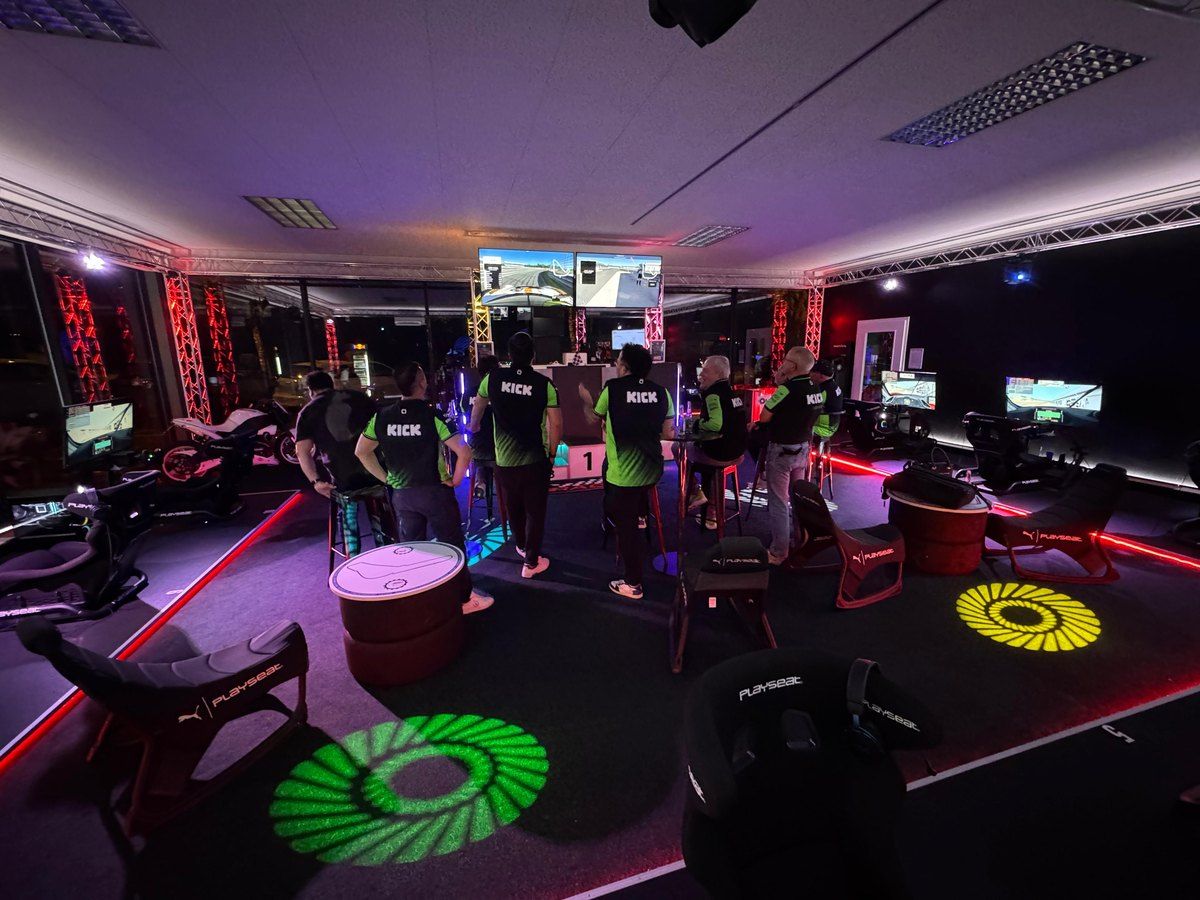 Firmen-Team-Event im Sim Racing Center Aadorf: ein Team in einheitlichen Trikots verfolgt gespannt das Rennen am Siegerpodest