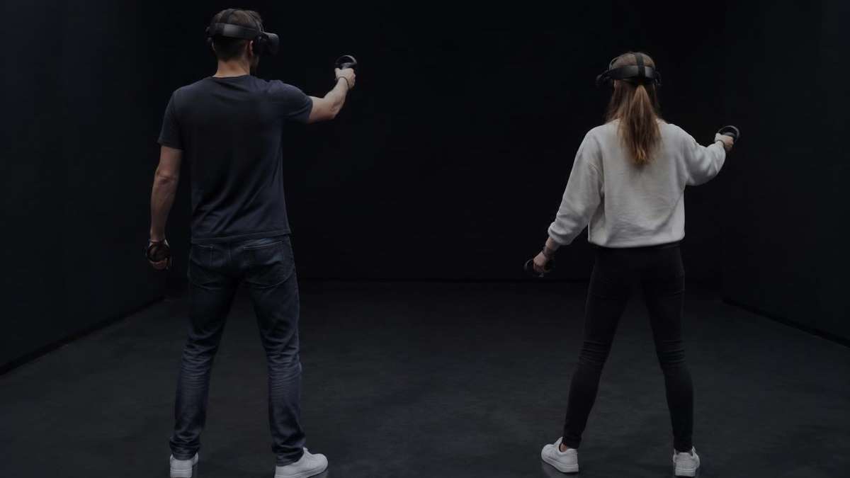 Personen mit VR-Brillen und Controllern in einem leeren Raum (KI-Symbolbild)
