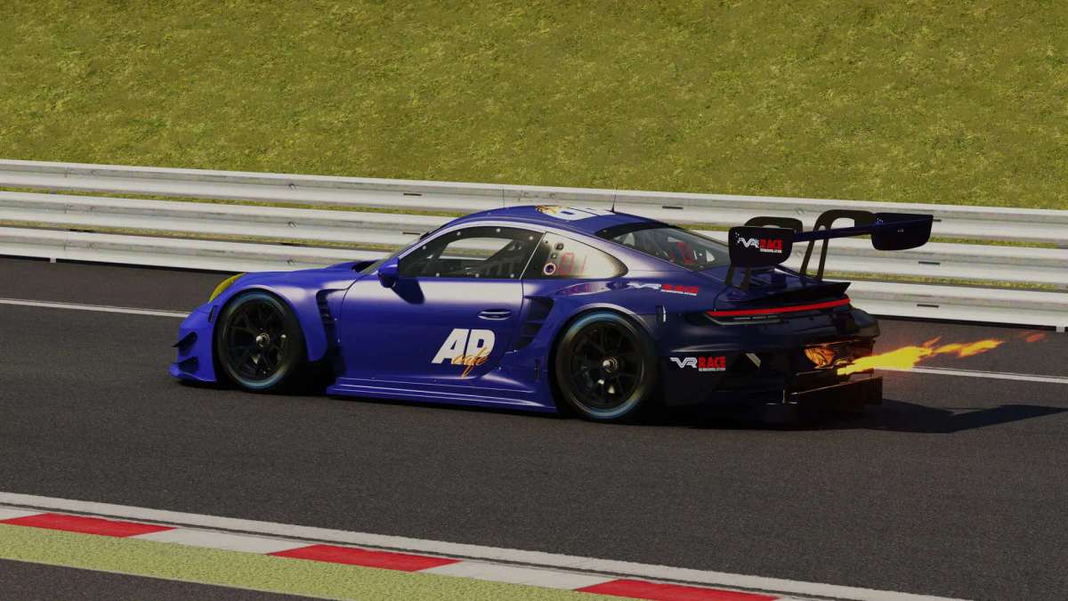 Dunkelblauer Porsche 911 GT3 R im Simulator mit AP-Logo an der Flanke und VR-RACE-Schriftzug am Heckflügel, Flammen aus dem Auspuff