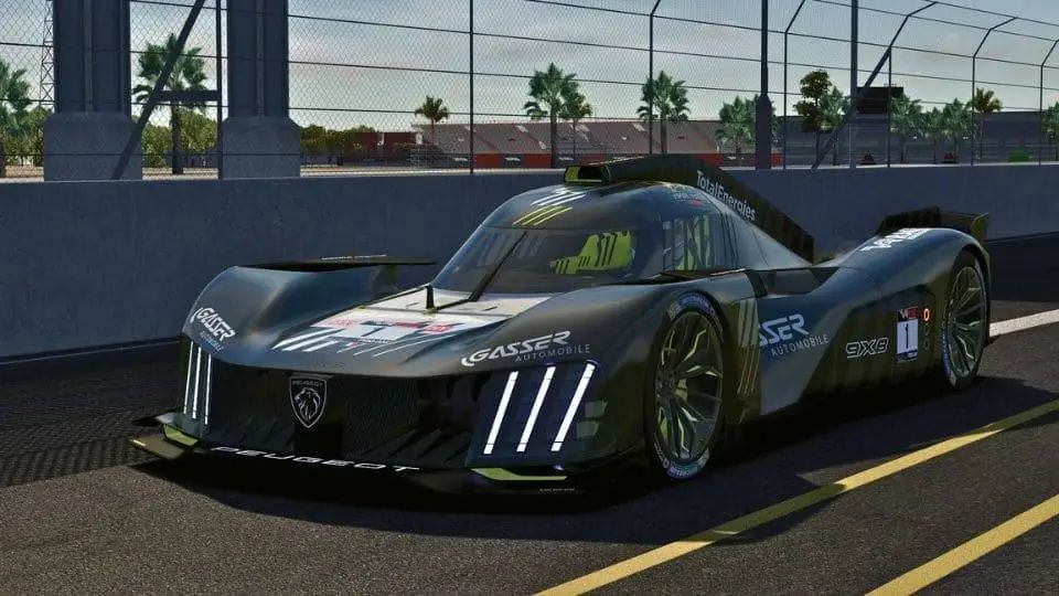 Rennwagen im Simulator, beklebt im Look einer Partnermarke