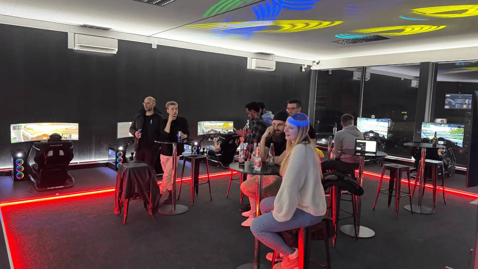 Team-Event im Center in Aadorf: Gruppe verfolgt das Rennen an den Rennsimulatoren