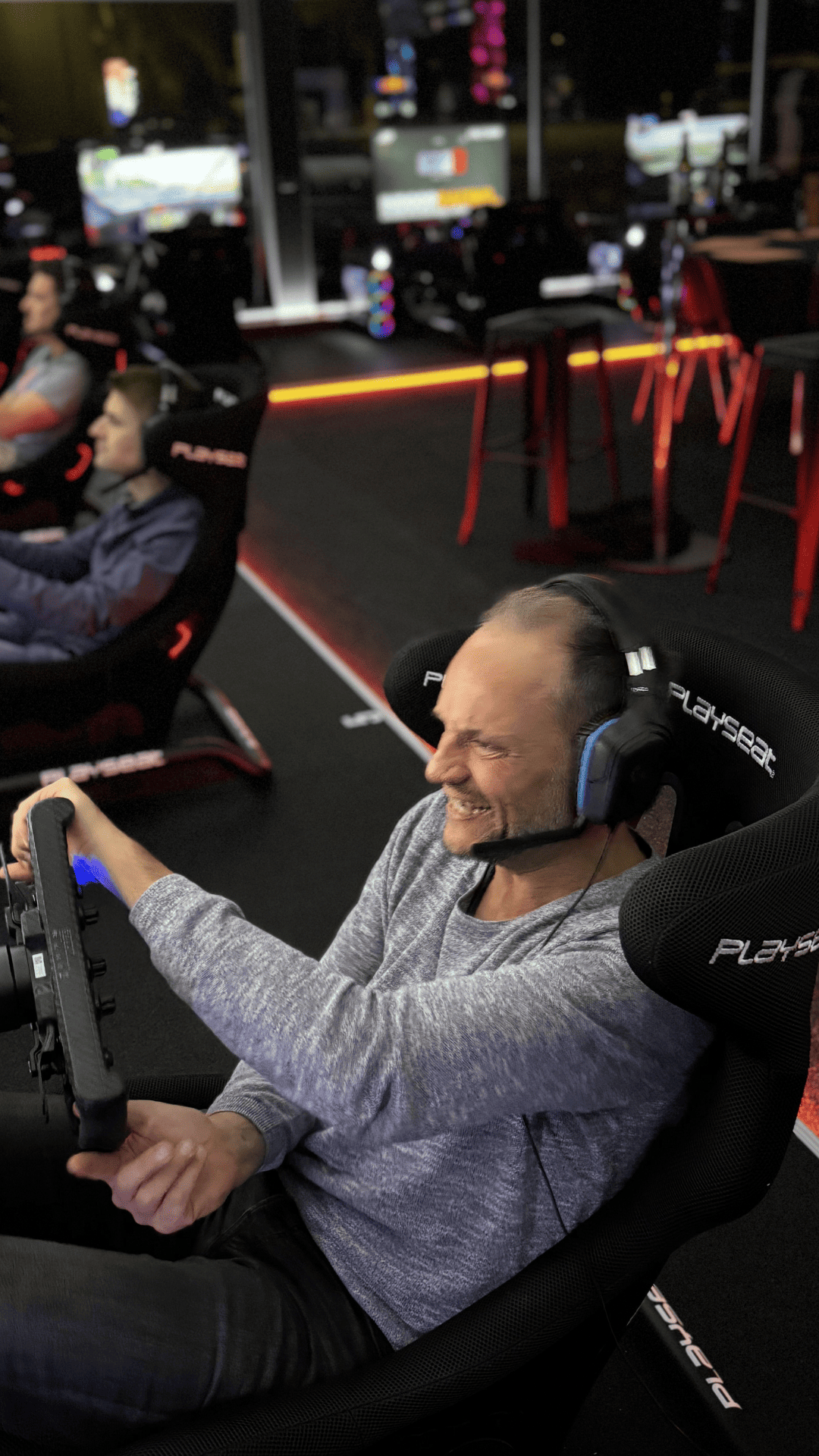 Fahrer voll konzentriert im Rennsimulator im Sim Racing Center Aadorf