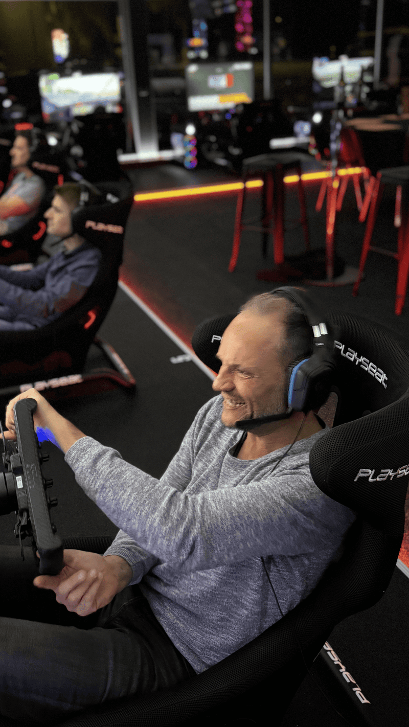 Fahrer voll konzentriert im Rennsimulator im Sim Racing Center Aadorf
