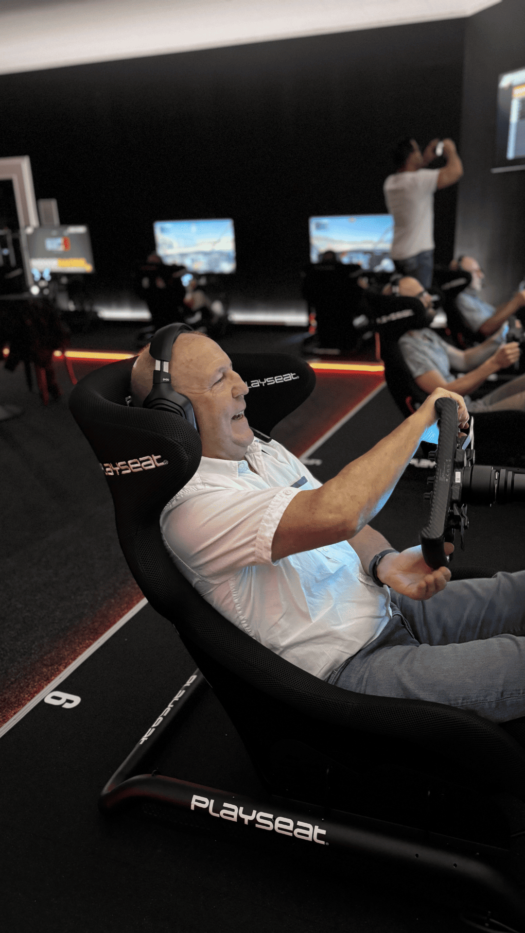 Einsteigerin am Lenkrad eines Rennsimulators im Sim Racing Center Aadorf