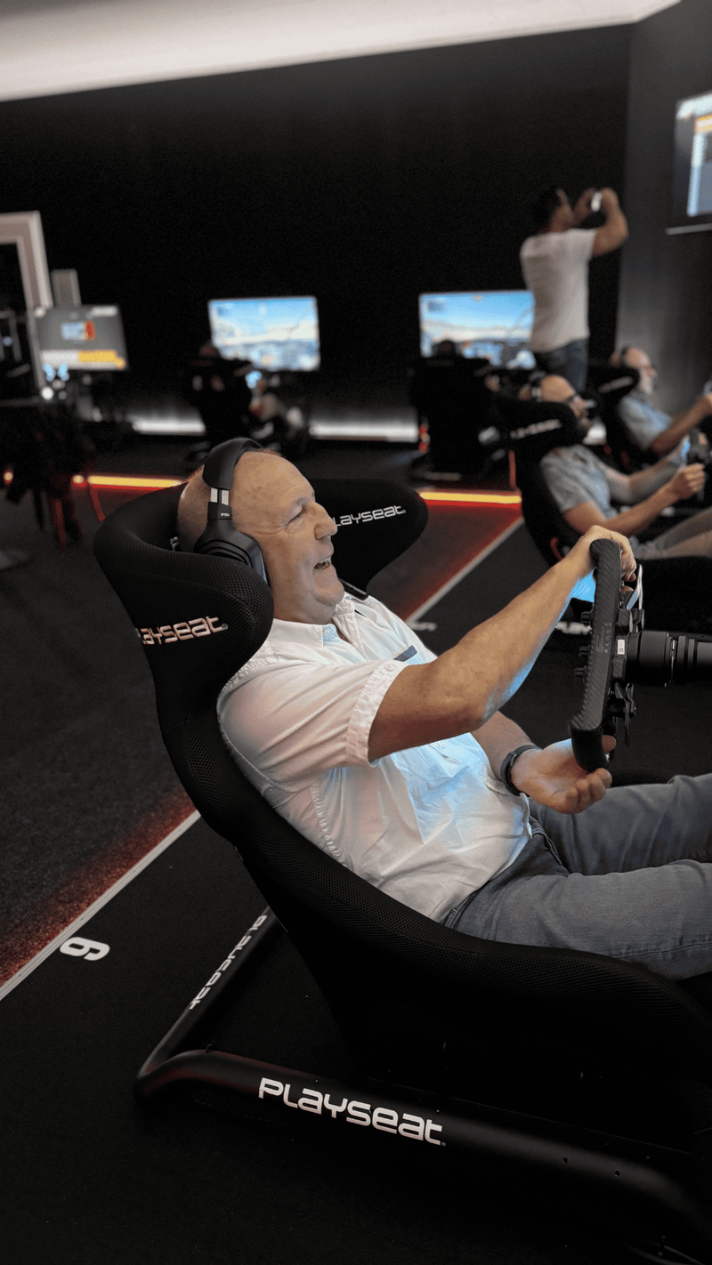 Einsteigerin am Lenkrad eines Rennsimulators im Sim Racing Center Aadorf