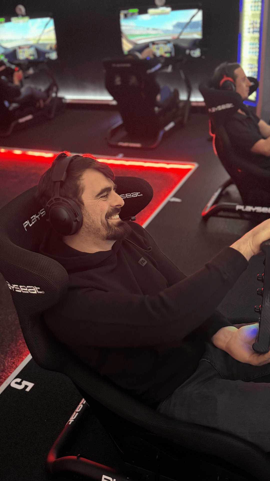 Gast ohne Vorerfahrung wird am Rennsimulator im Sim Racing Center Aadorf eingewiesen