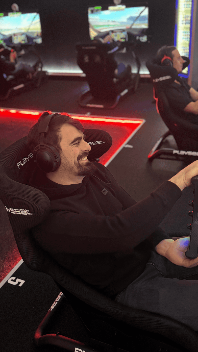 Gast ohne Vorerfahrung wird am Rennsimulator im Sim Racing Center Aadorf eingewiesen