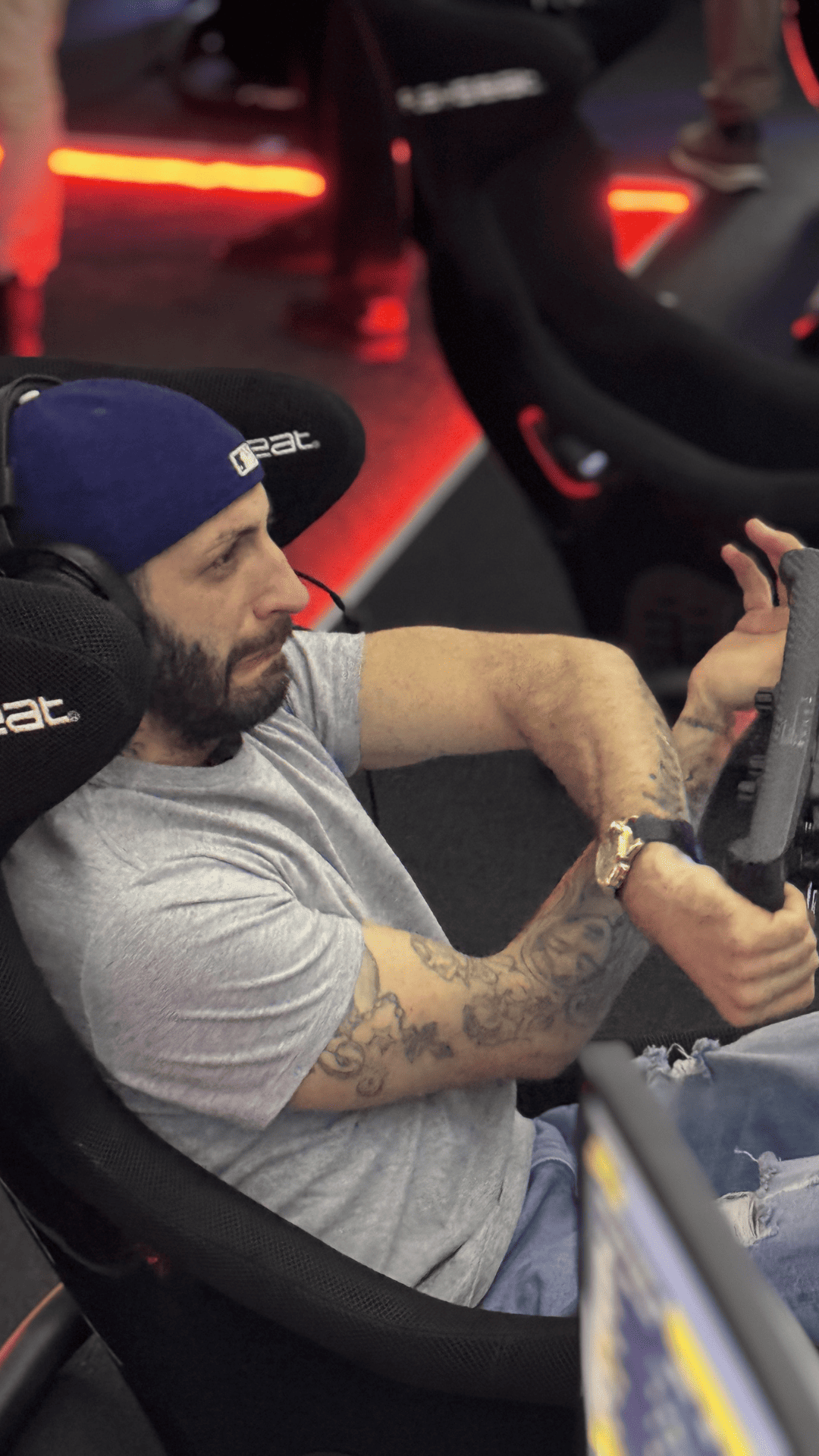 Fahrer im Rennsimulator in einer engen Kurve im Sim Racing Center Aadorf