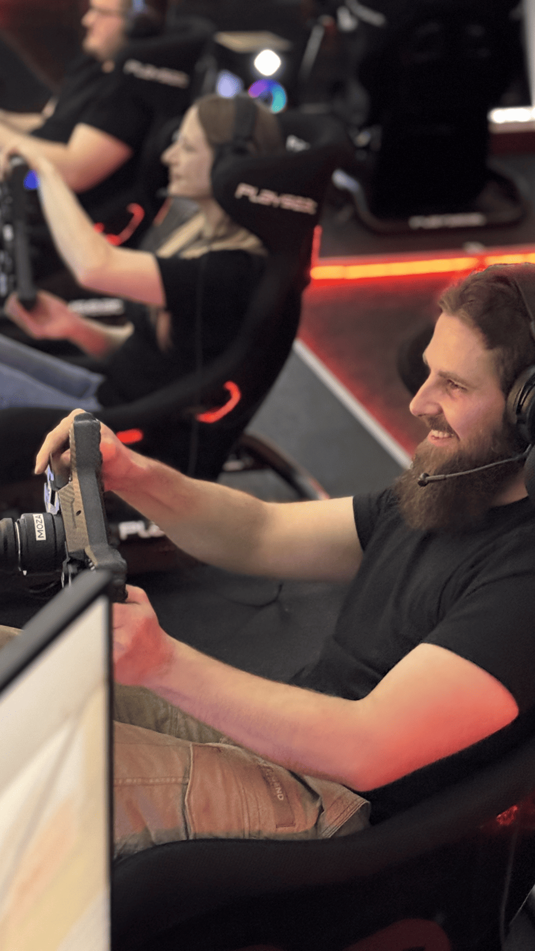 Gäste feuern sich beim gemeinsamen Rennen im Sim Racing Center Aadorf gegenseitig an