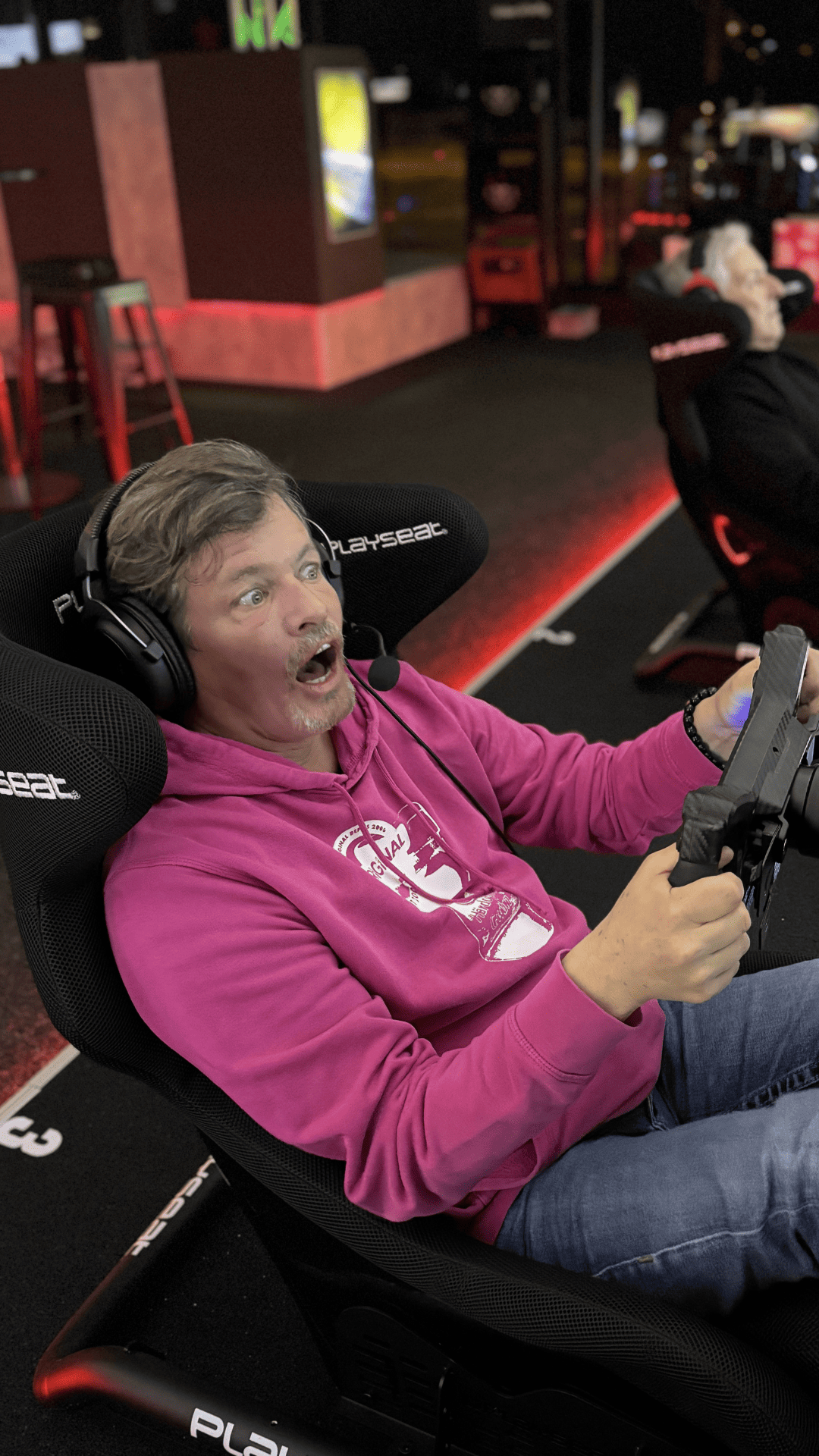Frisch zubereiteter Burger mit Pommes im Sim Racing Center Aadorf, gewürzt mit „Stedy, das HärdöpfelGwürz“