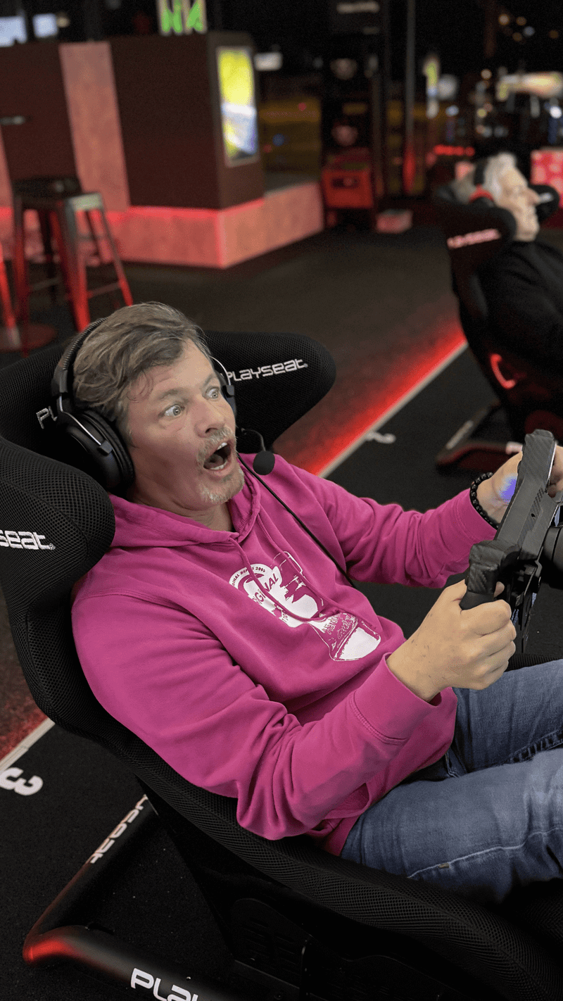 Frisch zubereiteter Burger mit Pommes im Sim Racing Center Aadorf, gewürzt mit „Stedy, das HärdöpfelGwürz“