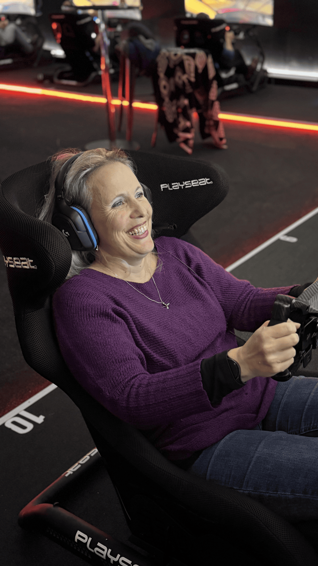 Gast steigt in den Rennsimulator im Sim Racing Center Aadorf ein