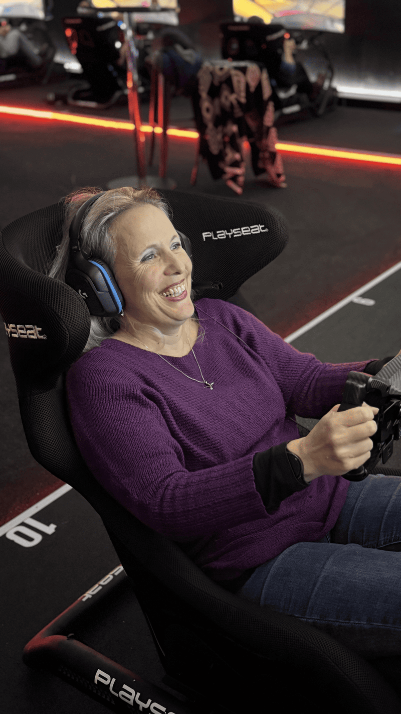 Gast steigt in den Rennsimulator im Sim Racing Center Aadorf ein