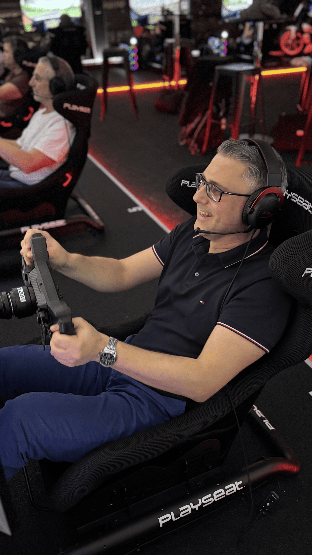 Jüngere und ältere Gäste gemeinsam am Rennsimulator im Sim Racing Center Aadorf