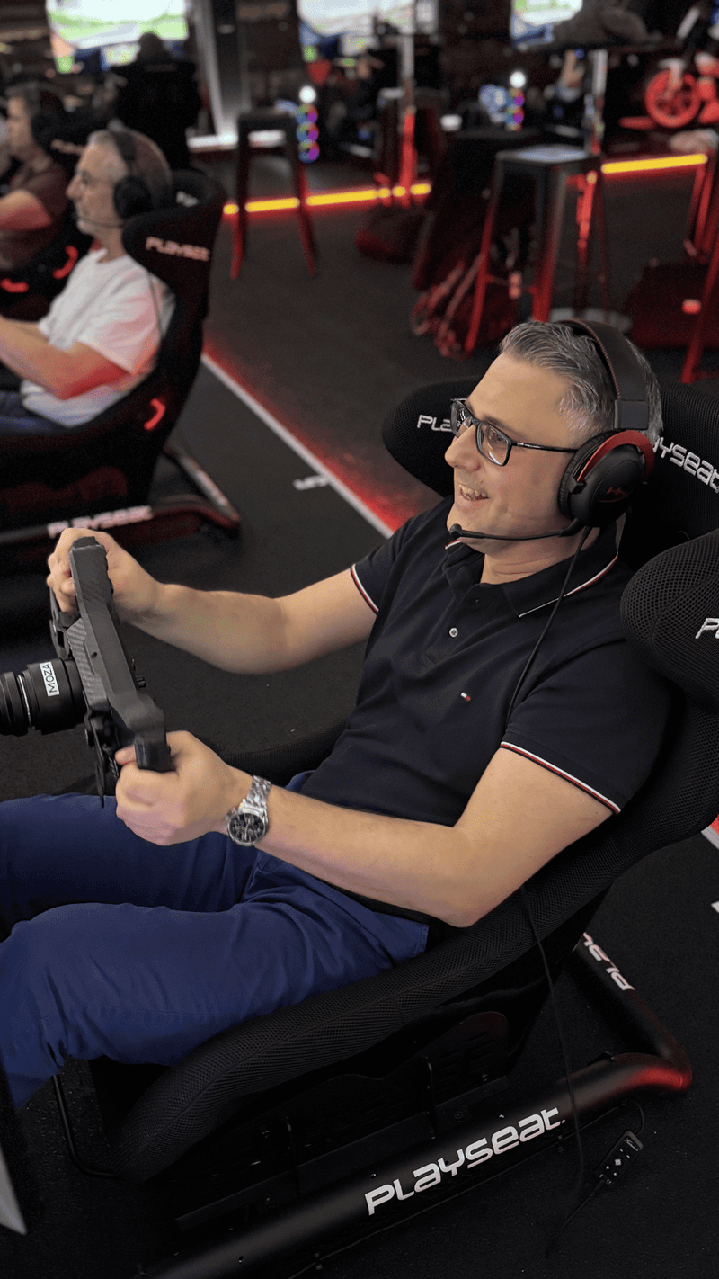 Jüngere und ältere Gäste gemeinsam am Rennsimulator im Sim Racing Center Aadorf